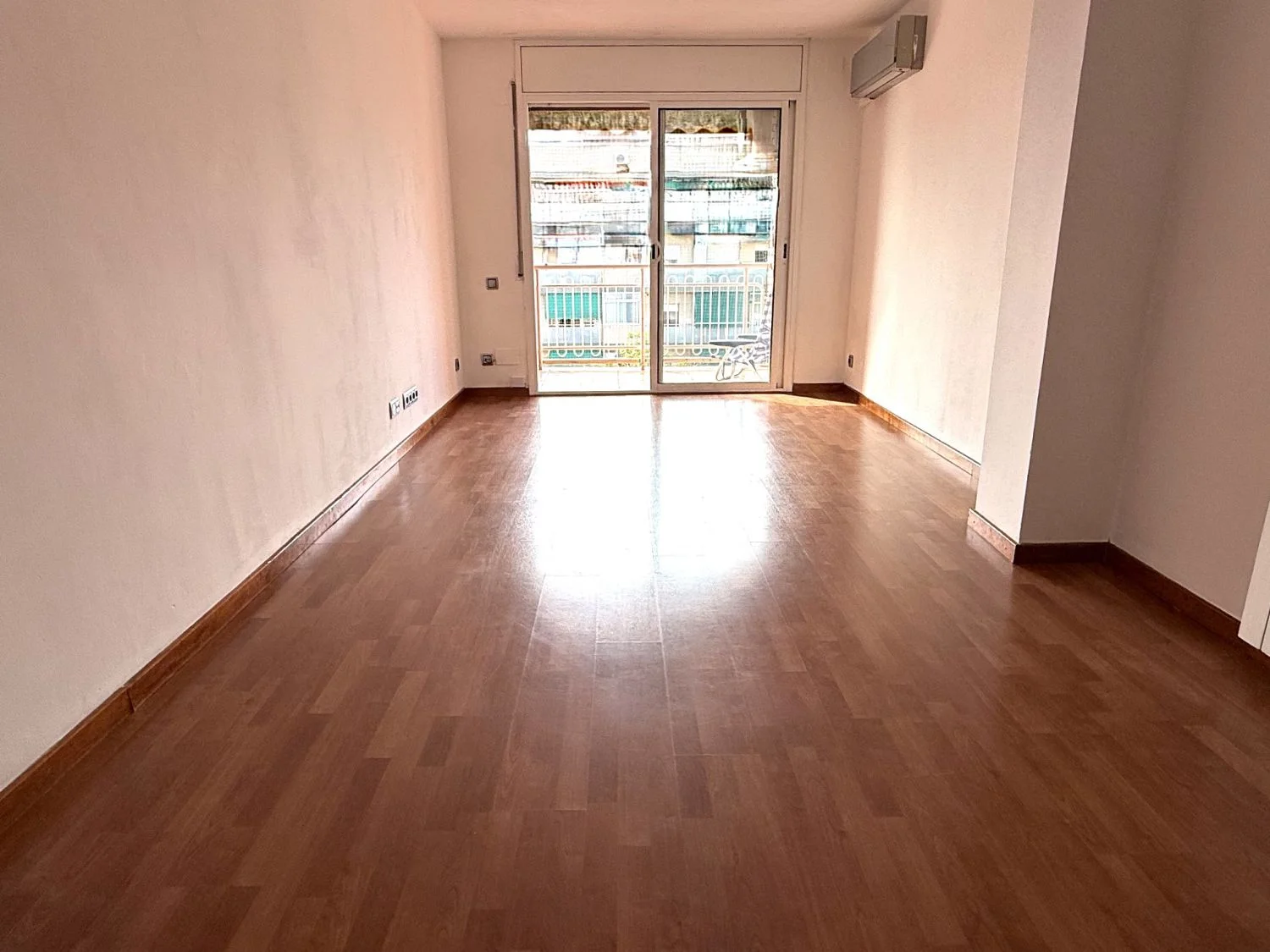 Bright four-bedroom flat with balcony