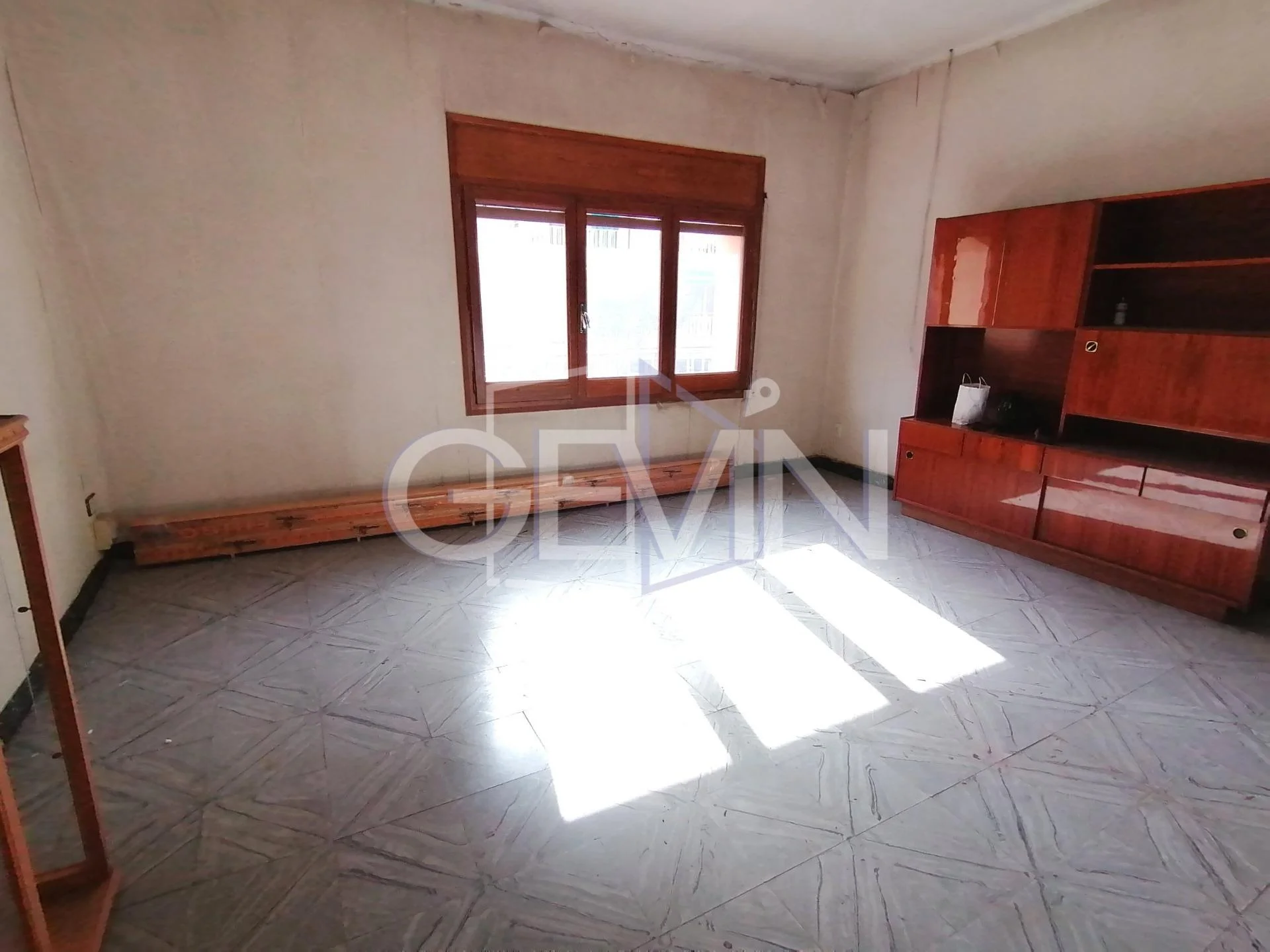 Central La Llagosta house with commercial space