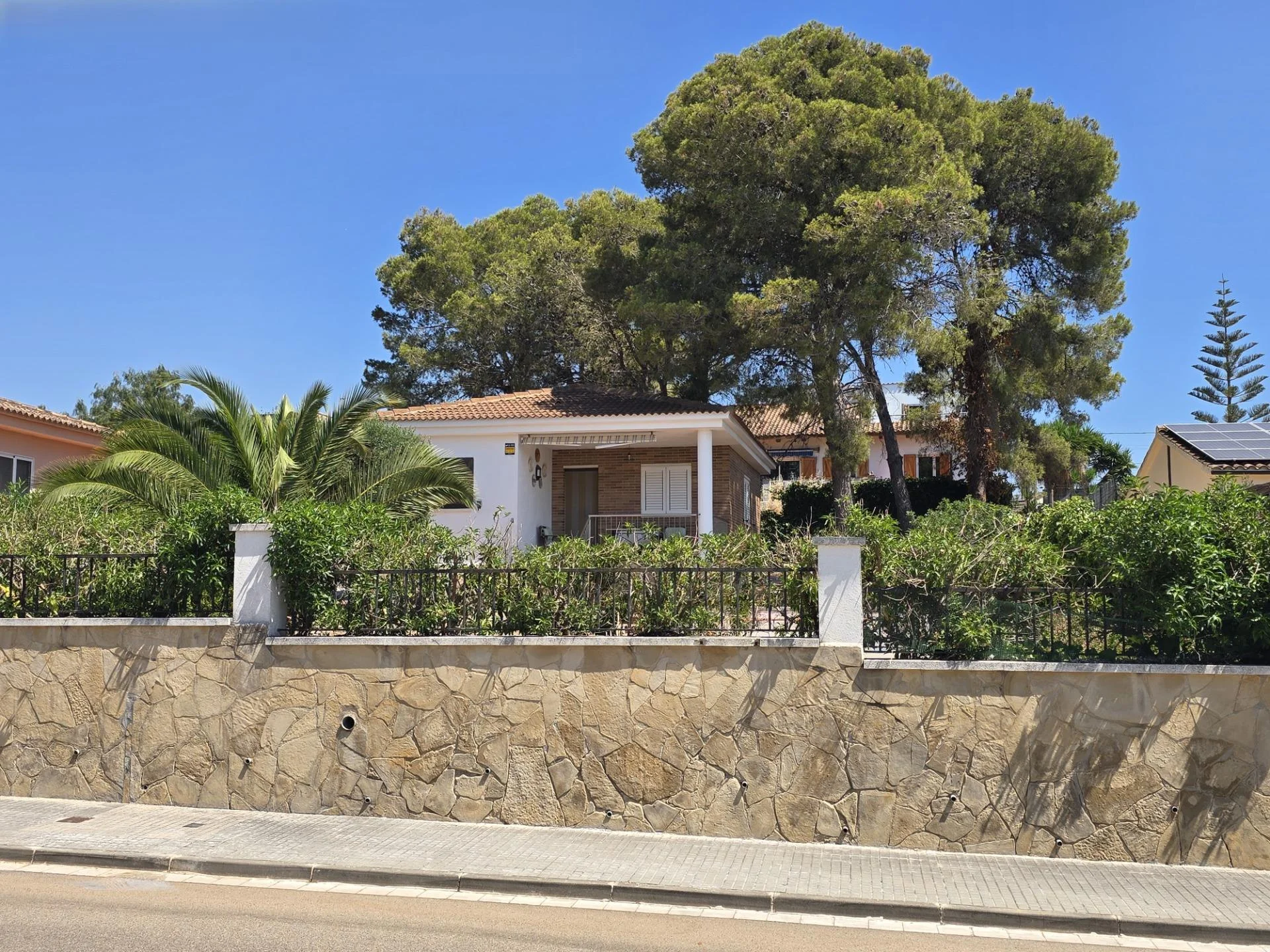 Compact Canyelles house with private pool