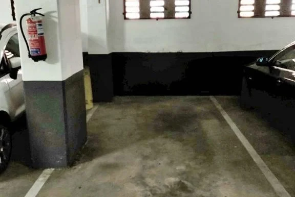 Well-located parking space near station