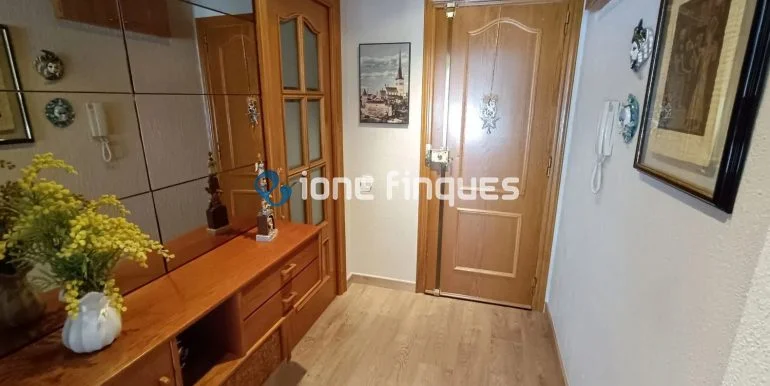 Piso cuidado, cuatro habitaciones y terraza
