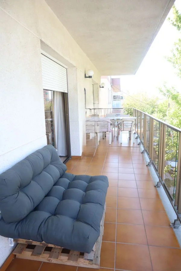 Central four-bedroom flat with parking