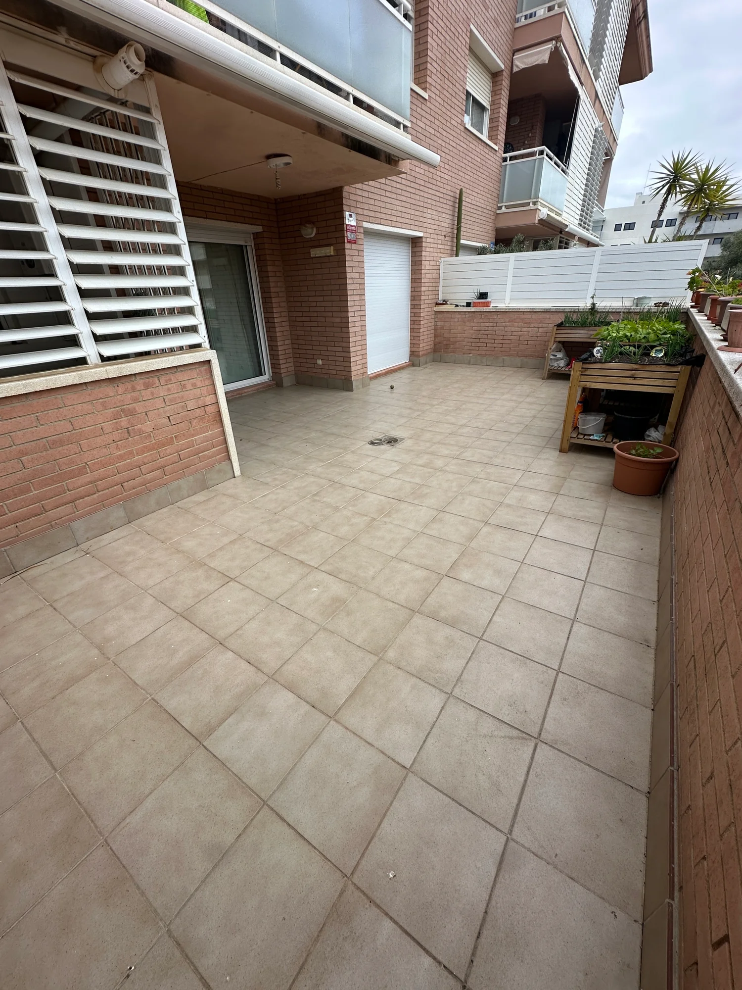 Bajo de cuatro habitaciones junto a playa