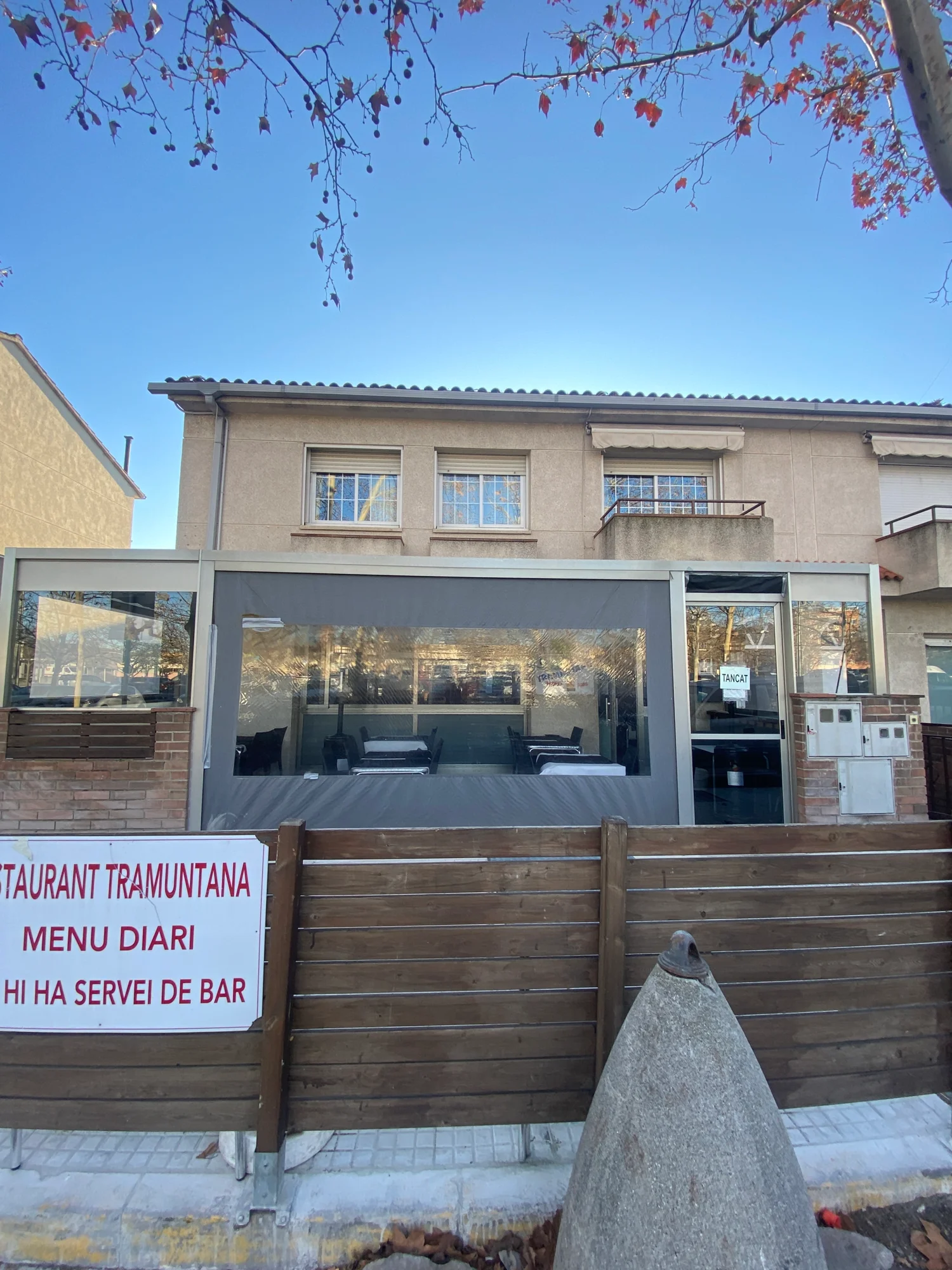 Edificio de inversión con restaurante y apartamento