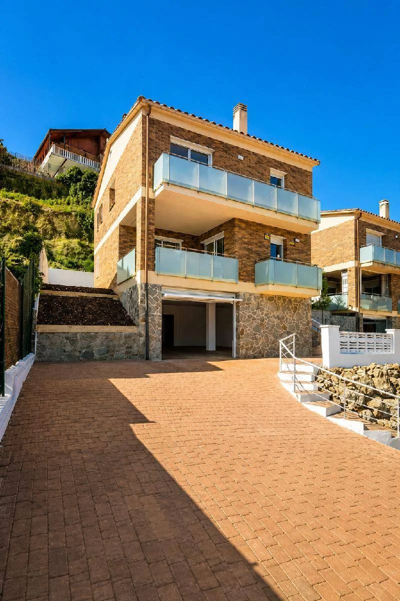 Spacious Cubelles house with private garden