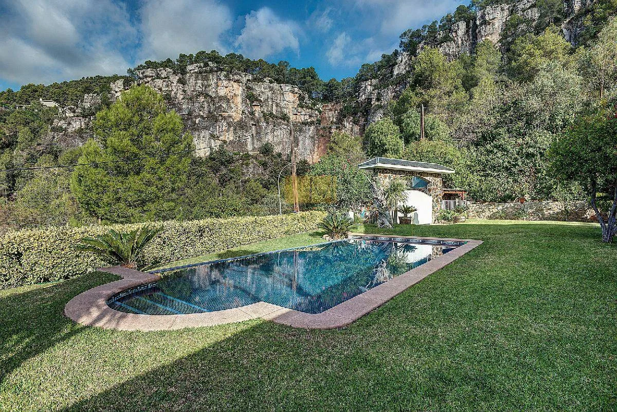 Chalet con piscina y garaje para seis coches