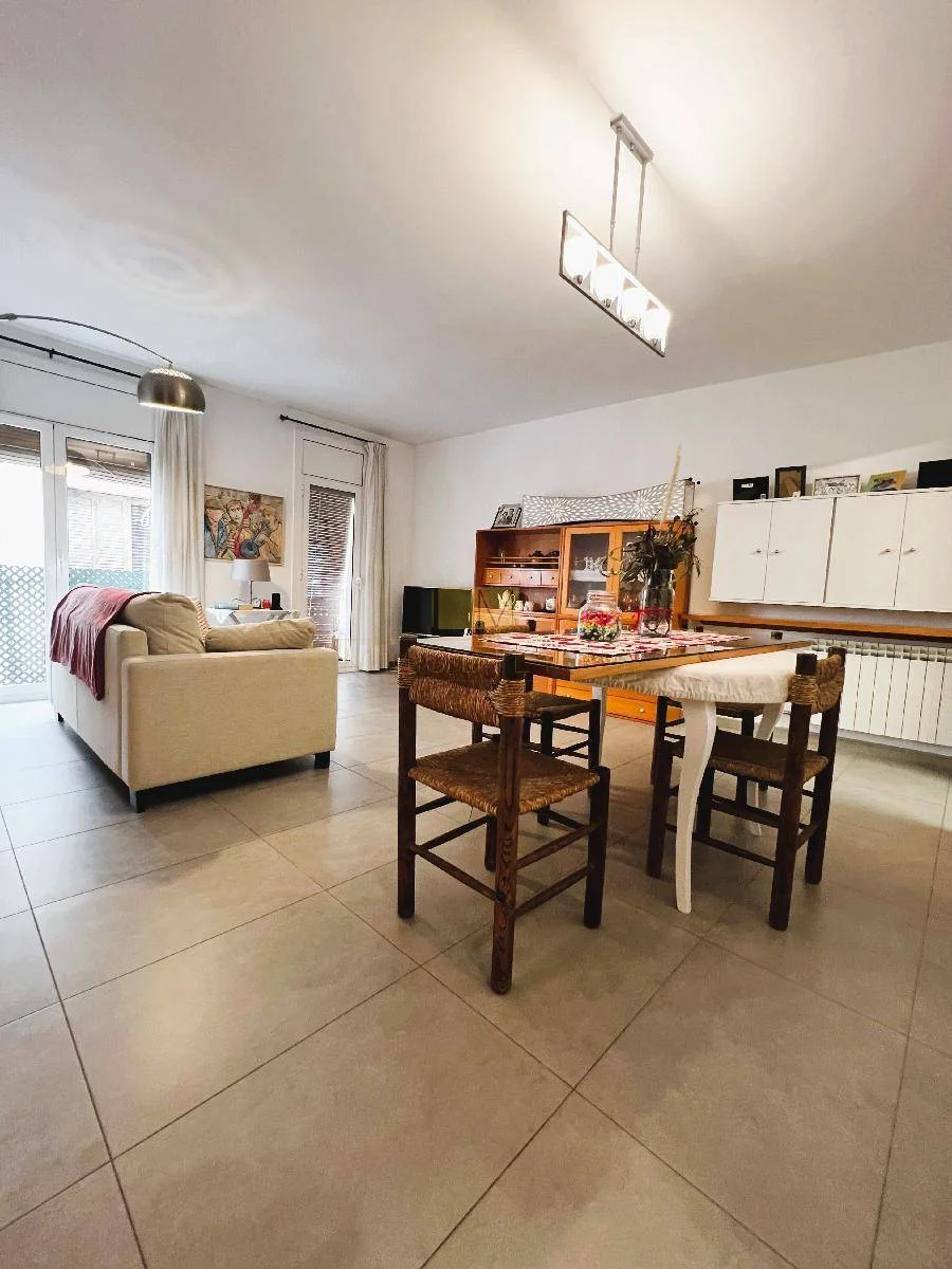 Piso esquinero reformado de tres habitaciones