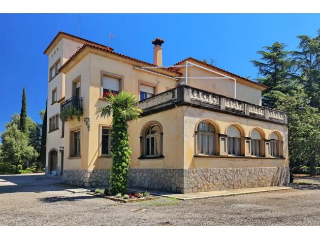 Historic estate with 12-bedroom residence
