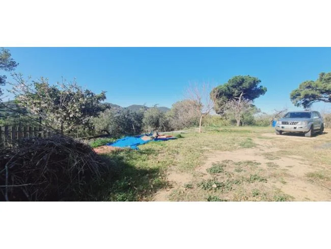 Parcela vallada de 1.925 m² con vistas