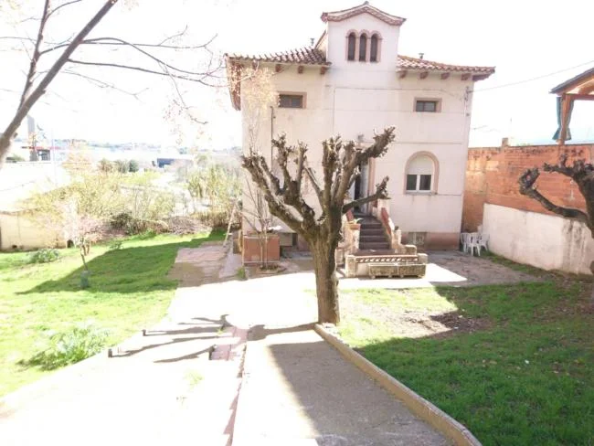 Solar edificable de 900 m² con casa
