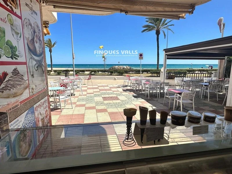 Local comercial frente al mar con negocio estival