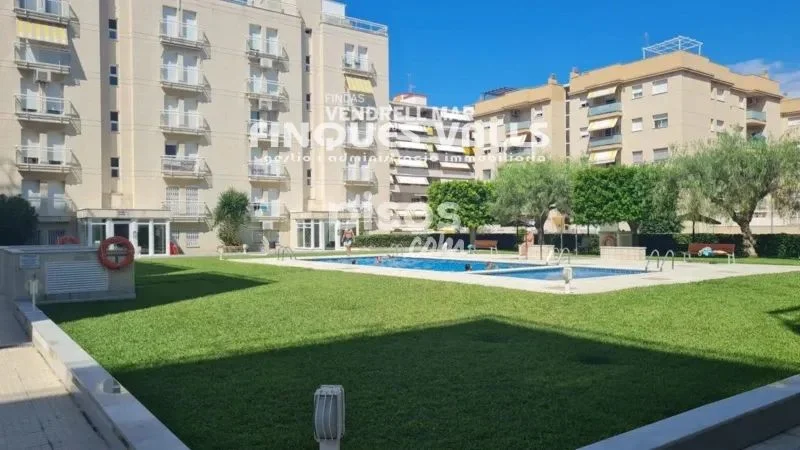 Apartamento en primera línea con jardín privado
