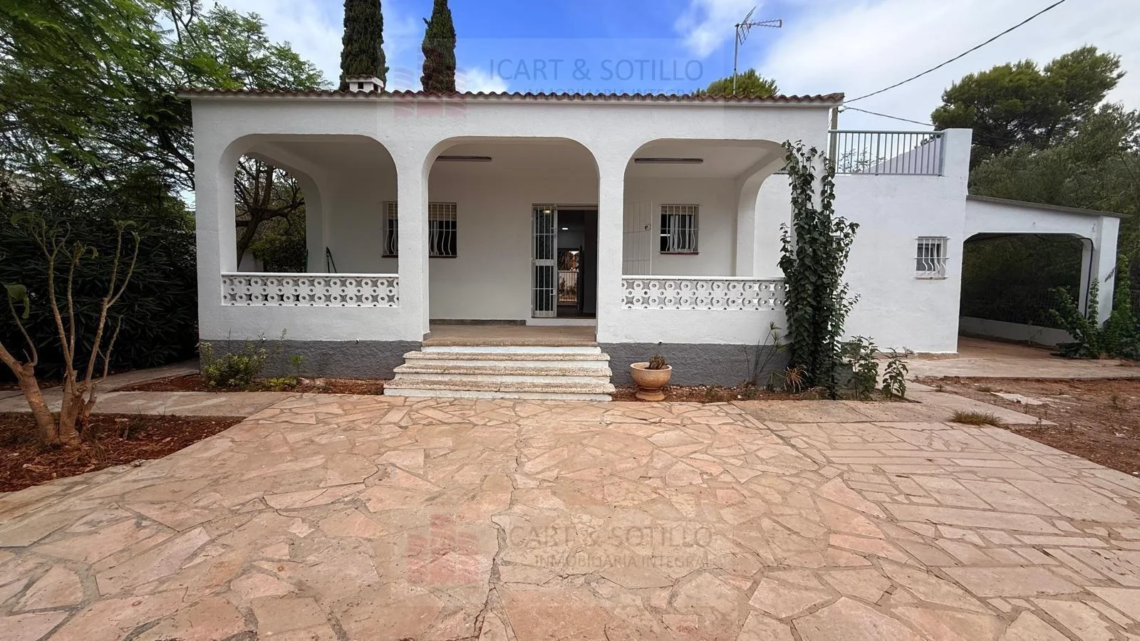 Chalet costero con parcela privada de 582 m²