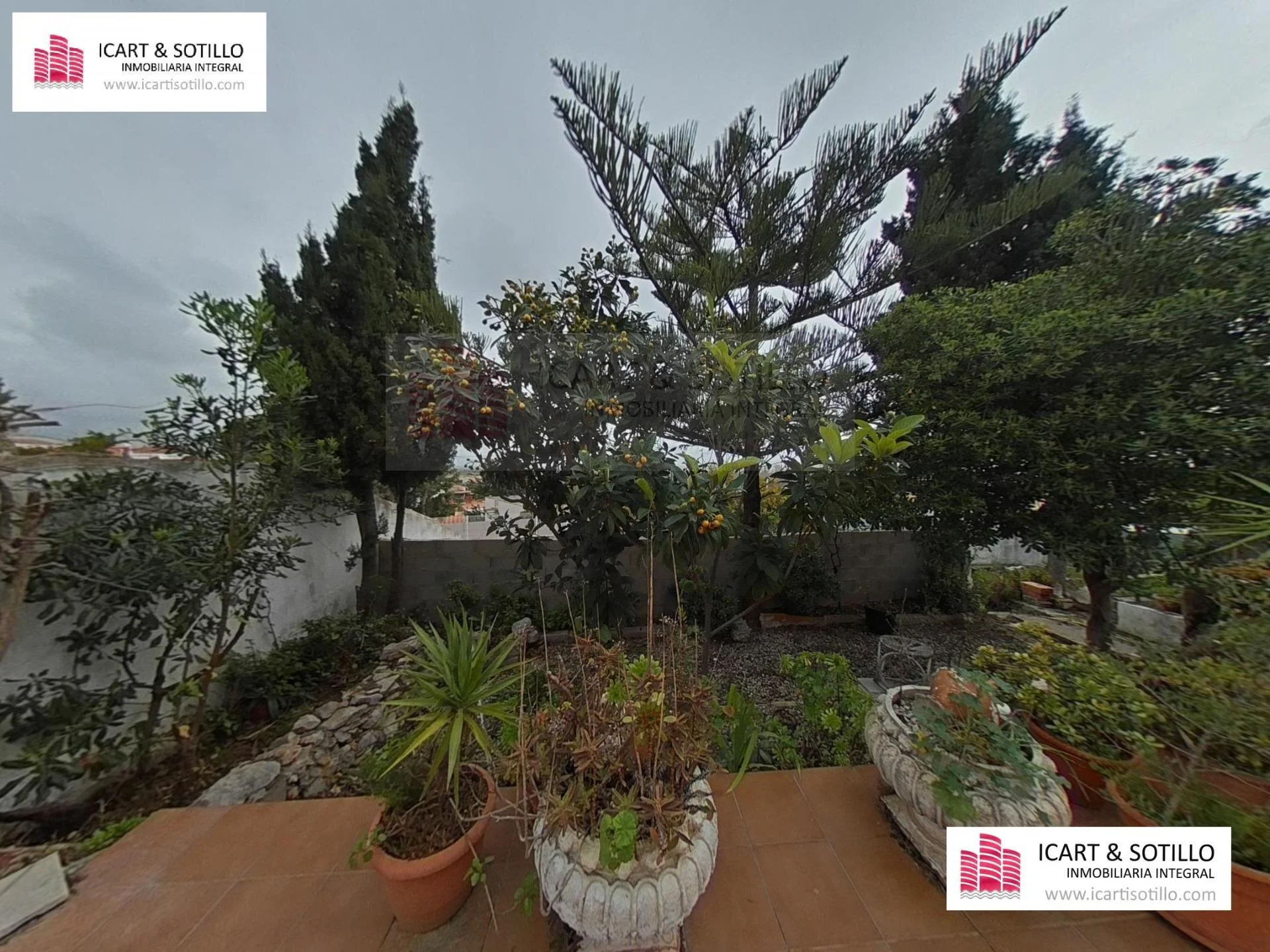 Sea-view chalet on large plot