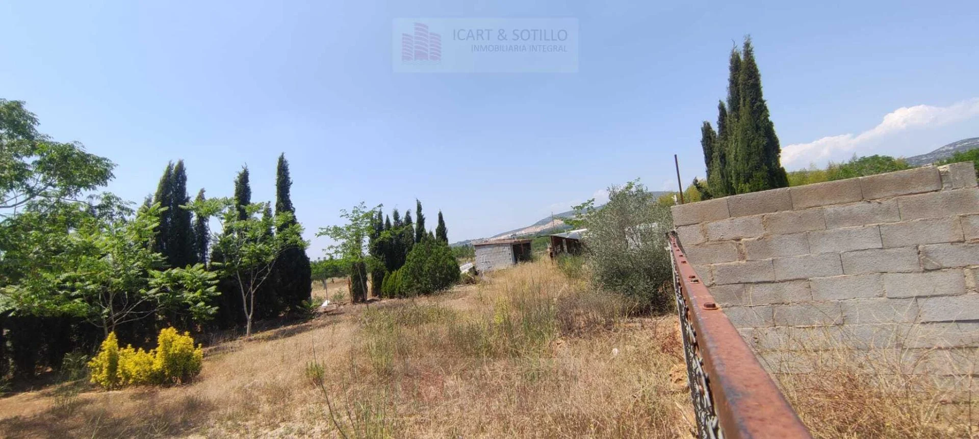 Fenced rural plot with legal outbuilding