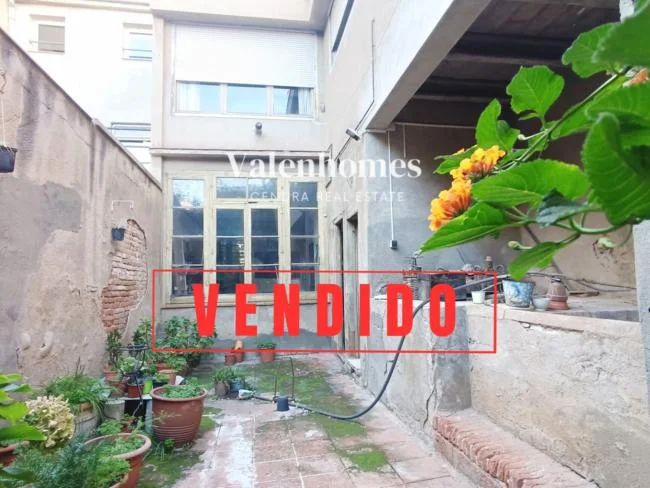 Casa de cuatro plantas para reformar en Centre