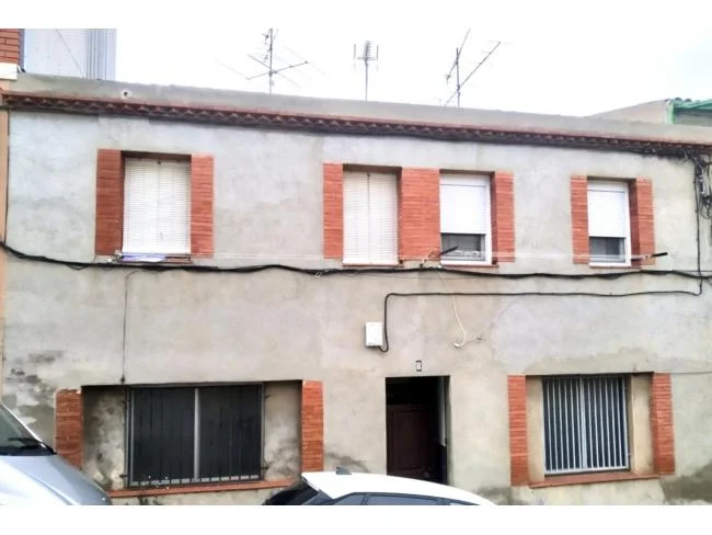Four-unit Manresa building, 283 m²