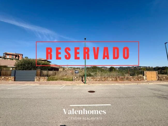 Parcela edificable de 959 m² en Masia Bach