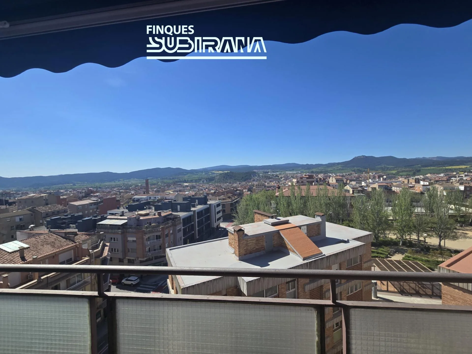 Bright eighth-floor flat with terrace