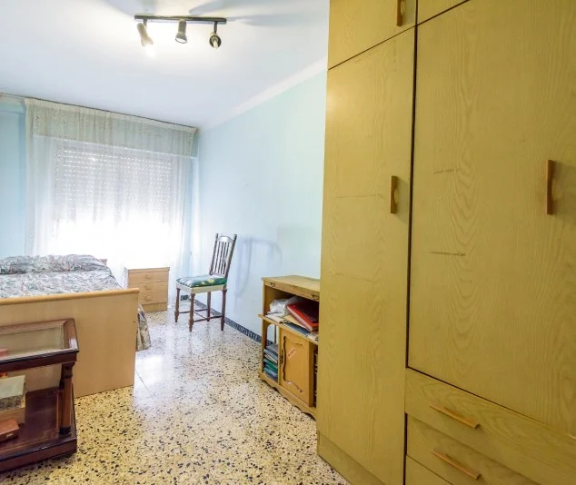 Bright central Tarragona flat, four bedrooms