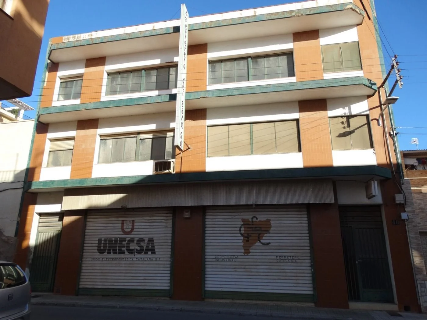Local comercial de tres plantas en el centro de Amposta