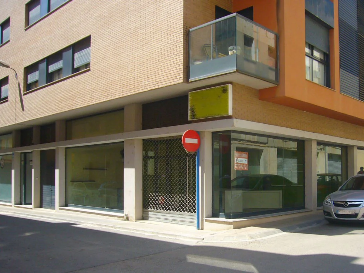 Local comercial esquinero alquilado en Amposta