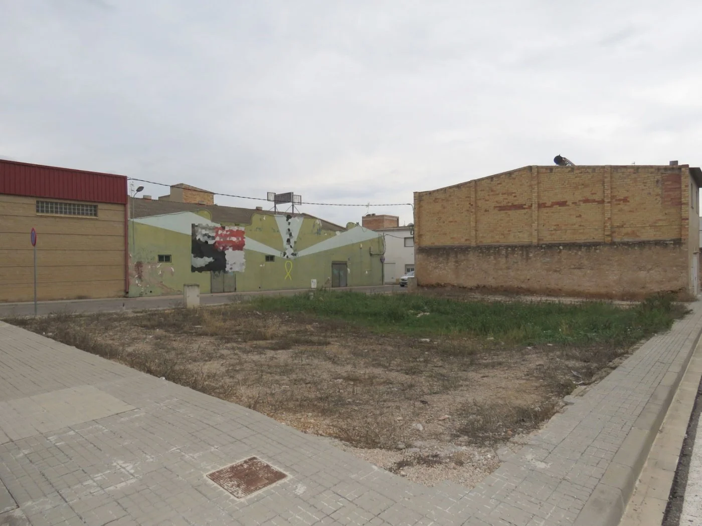 Solar urbano con tres fachadas en Institut