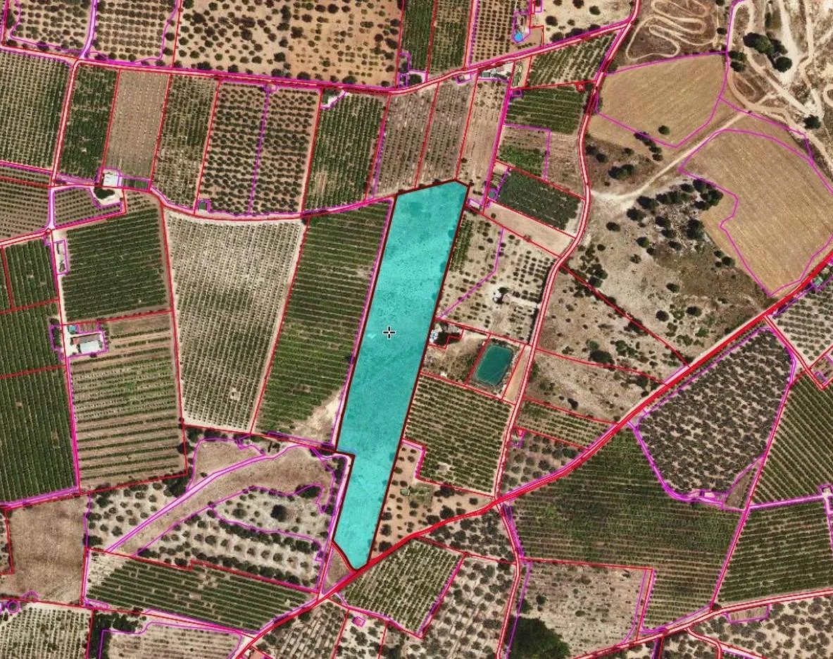 Terreno rústico llano con agua de riego