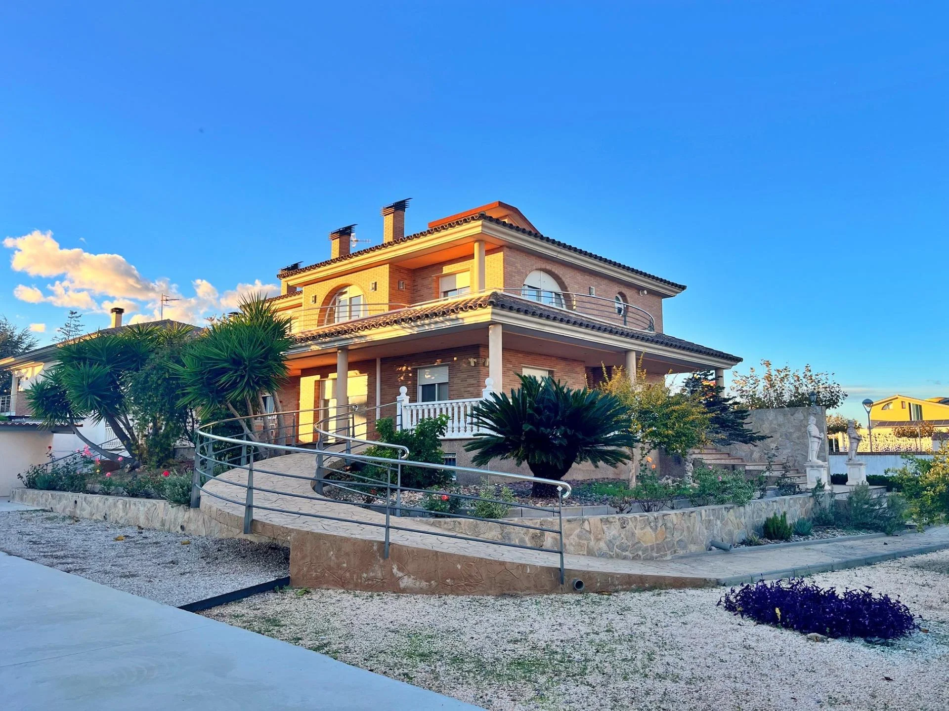 Amplio chalet en Santa Bàrbara, seis dormitorios