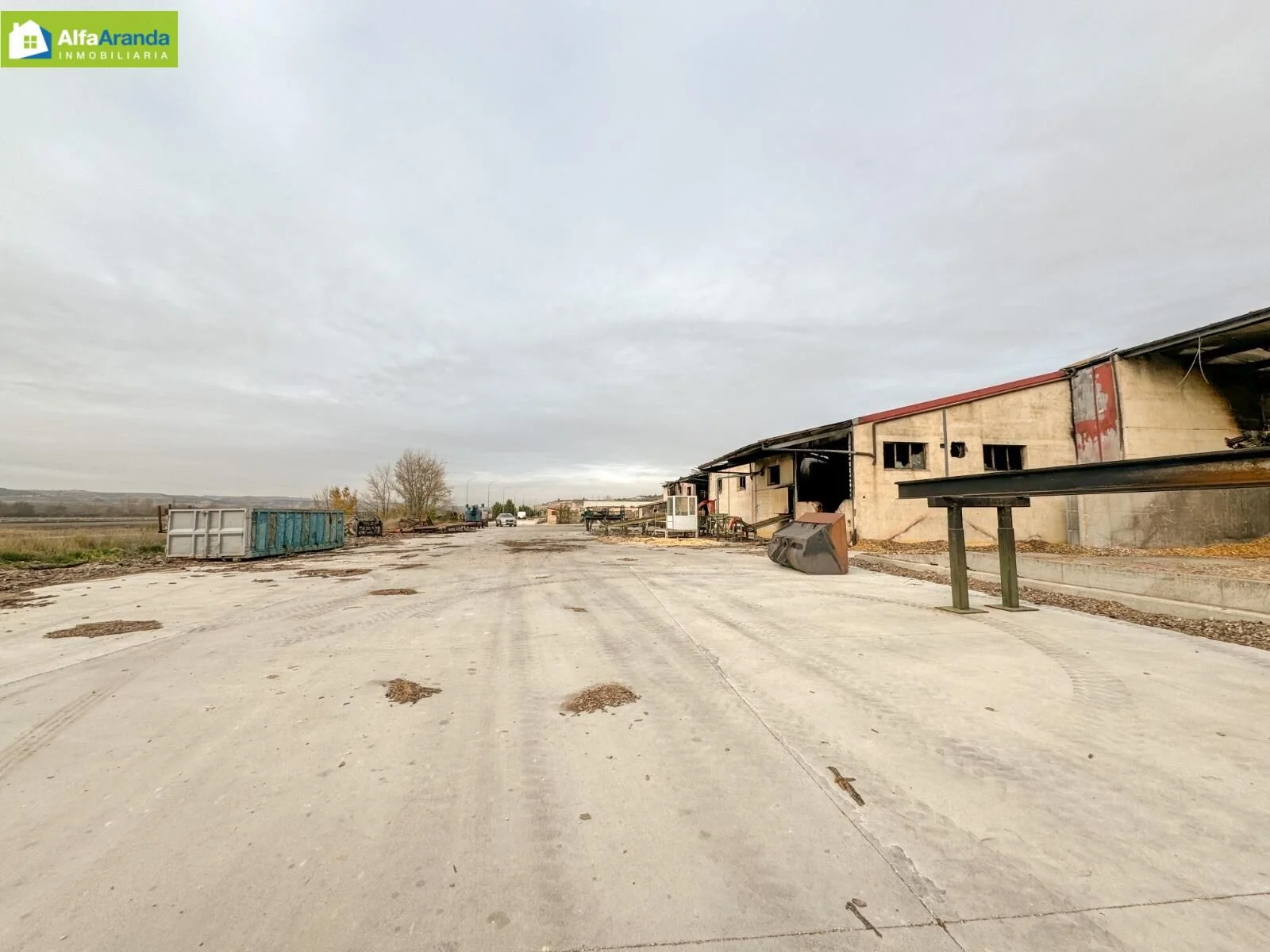 Finca industrial con parcela de 9.563 m²