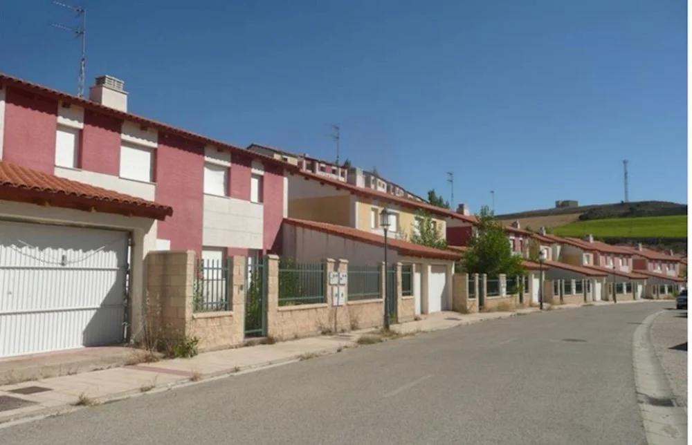 Promoción parada de 46 adosados cerca de Burgos