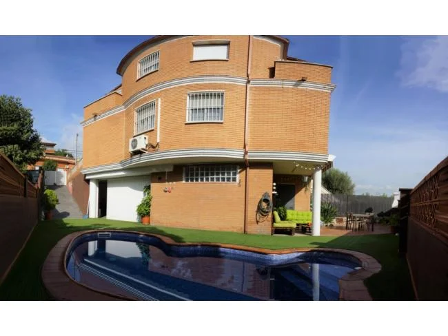 Updated 4-bed townhouse with pool
