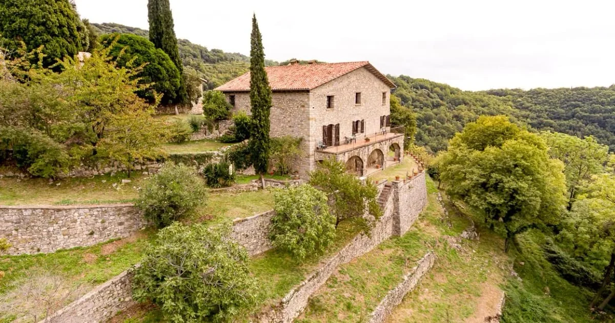 Garrotxa masía, 600 m², five bedrooms
