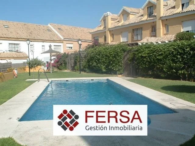 Tenanted townhouse near beach with pool