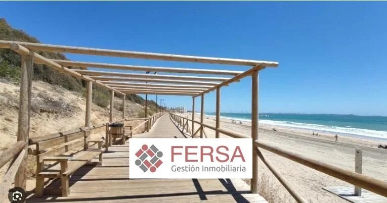 Coastal El Ancla flat with parking