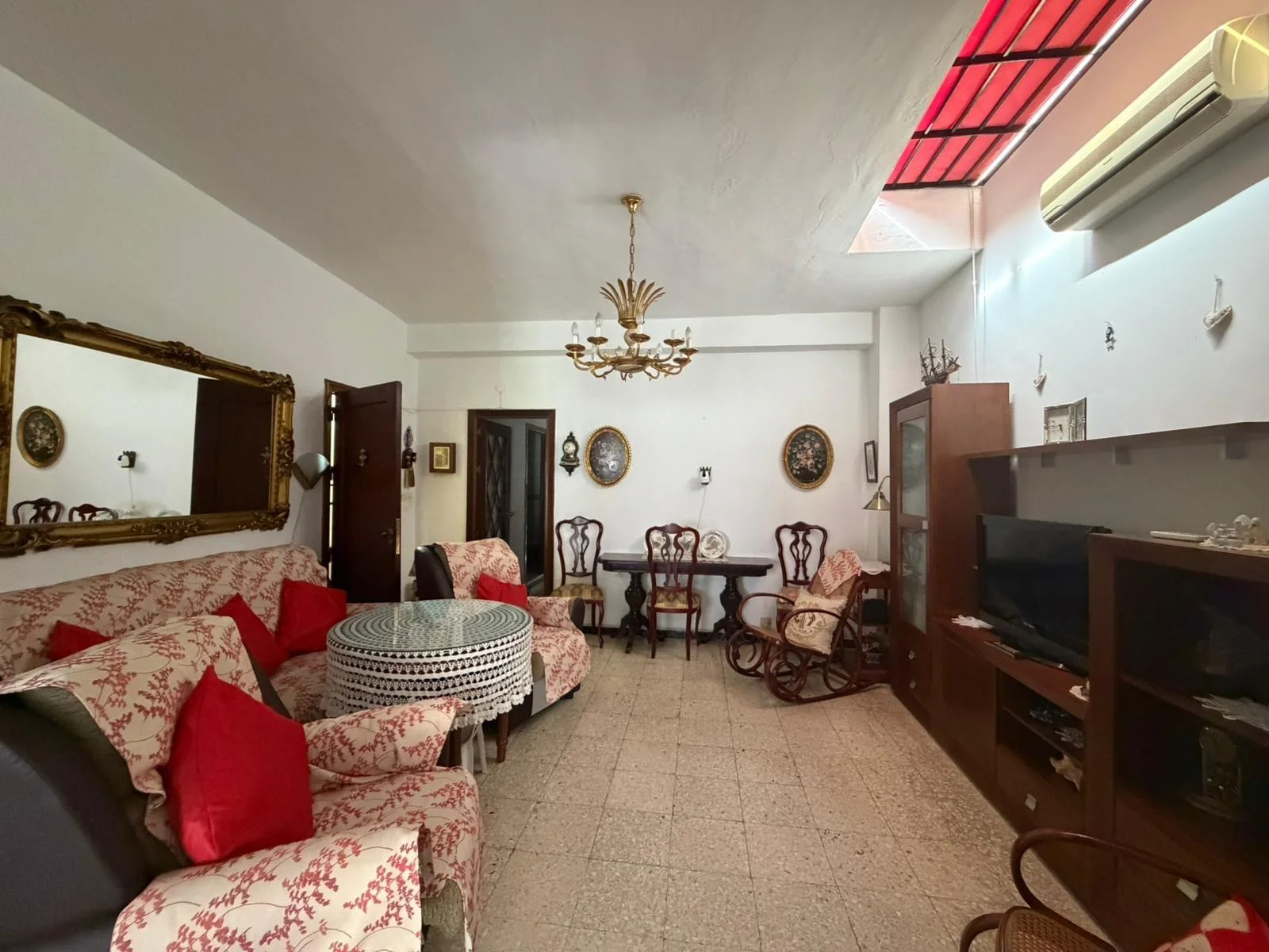 Central house with bundled commercial premises