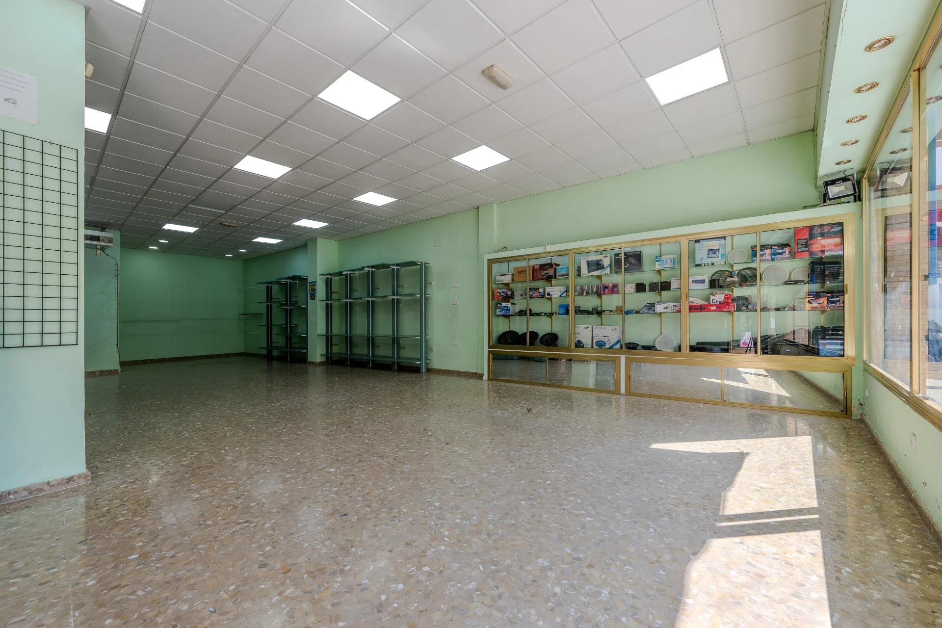 Central commercial premises with 137 m²