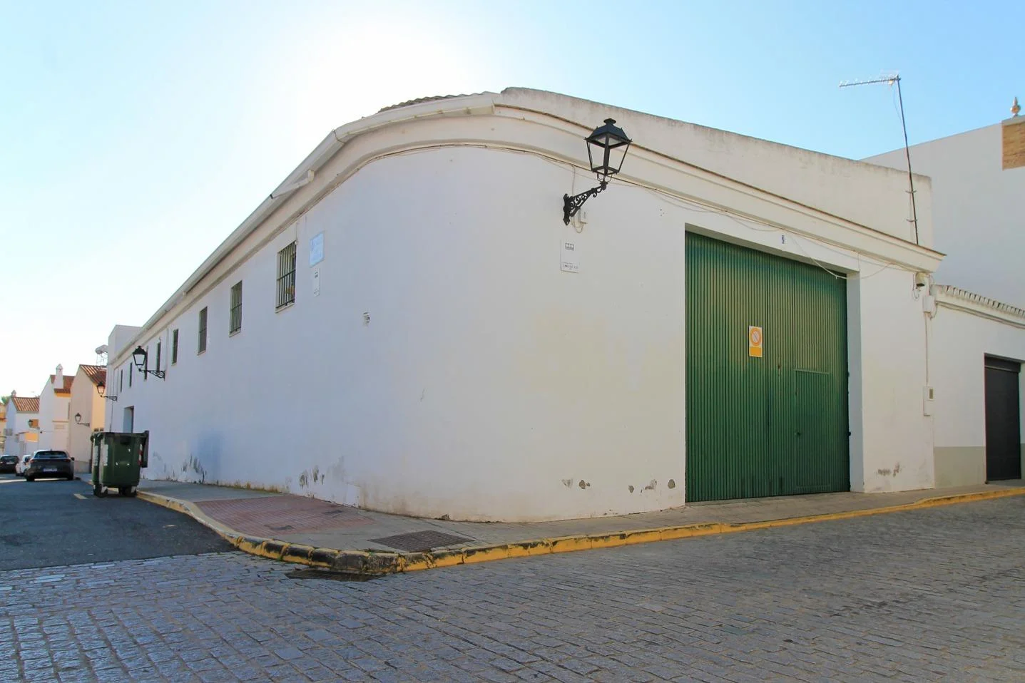 Nave industrial esquinera en el centro de Salteras