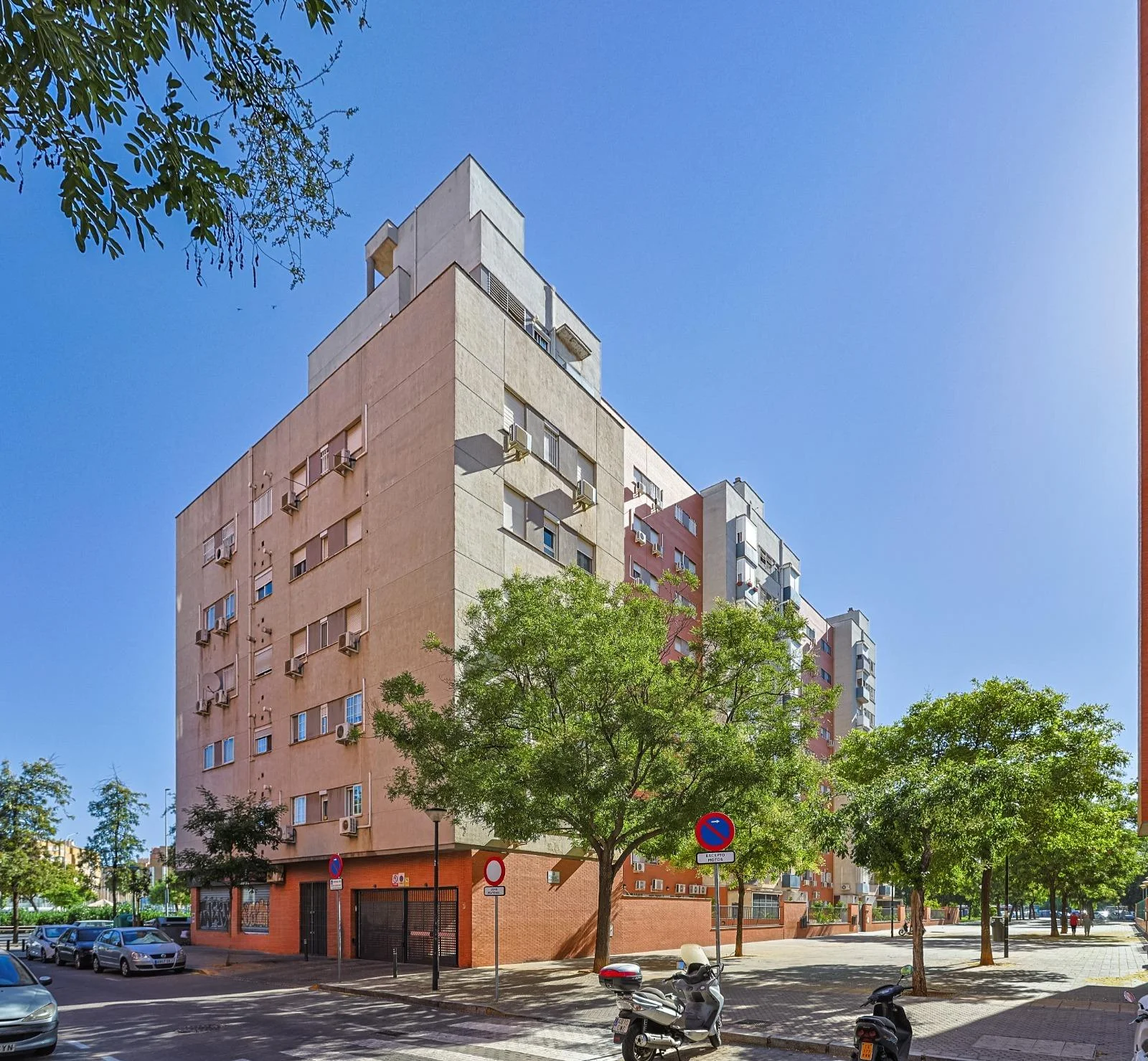 Piso VPO en Pino Montano, 3 dormitorios