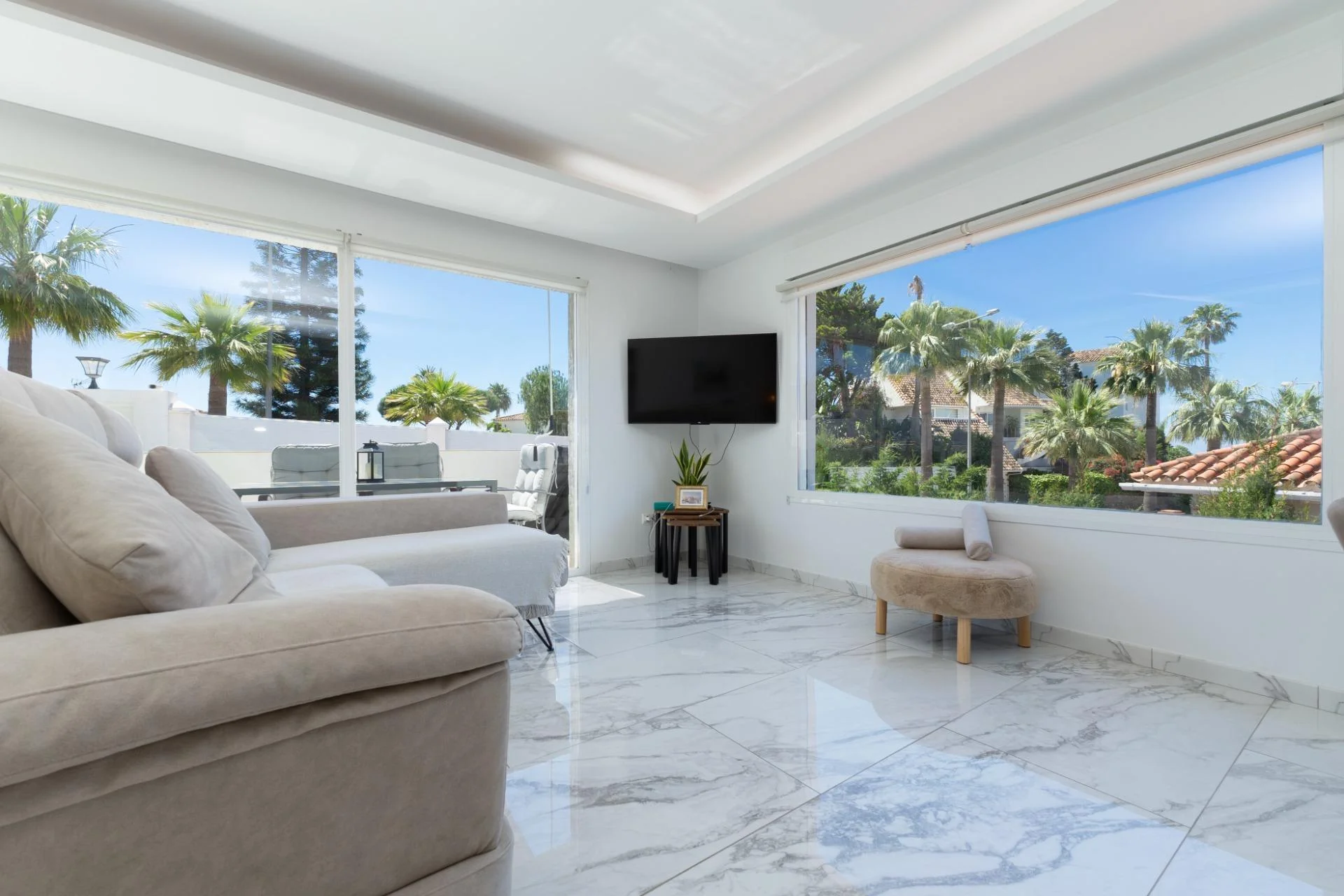 Villa reformada con seis apartamentos