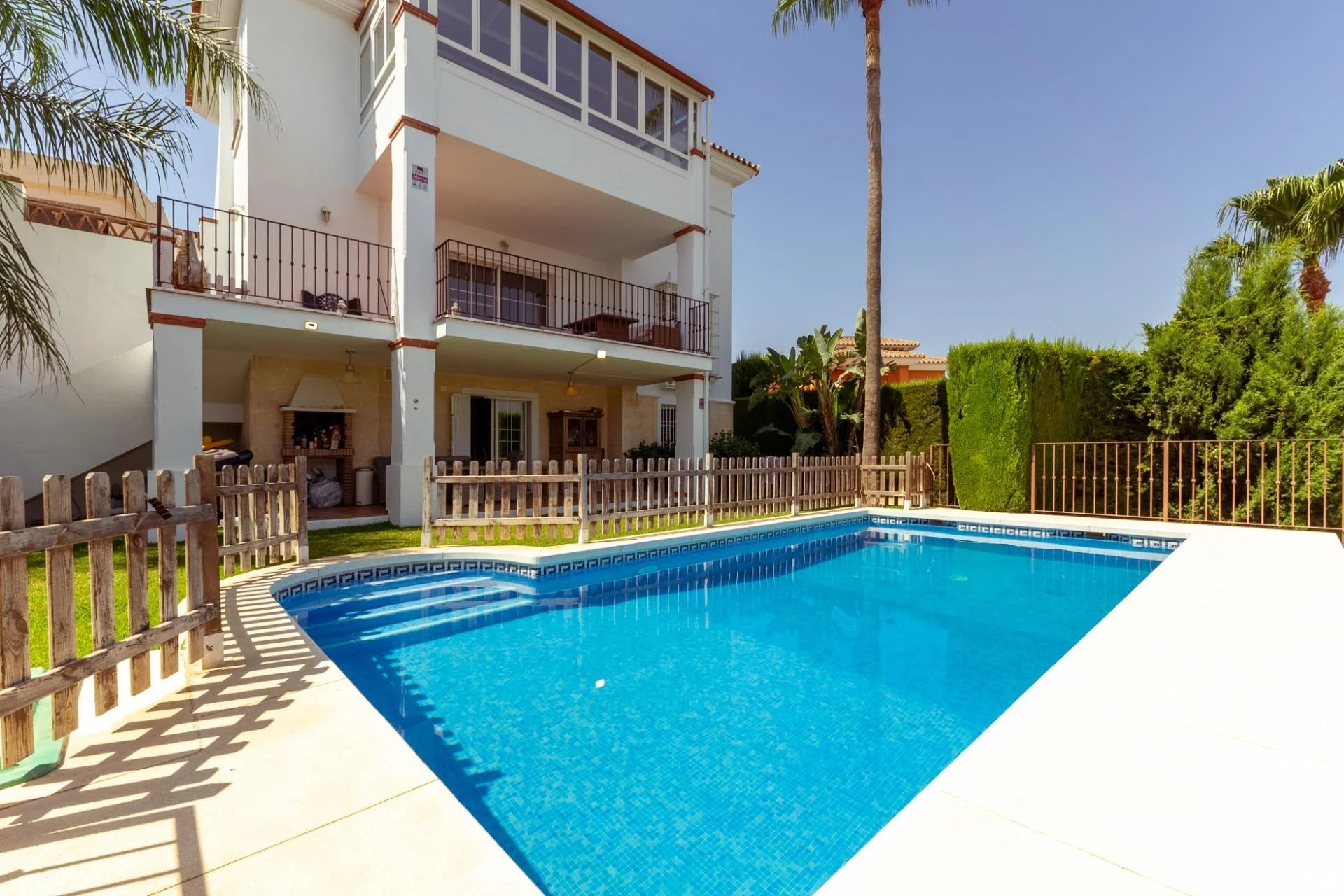 Villa de tres plantas con piscina privada