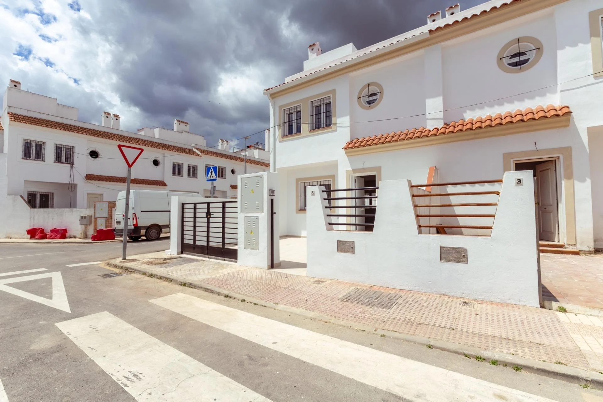 Chalet adosado de tres dormitorios con garaje privado