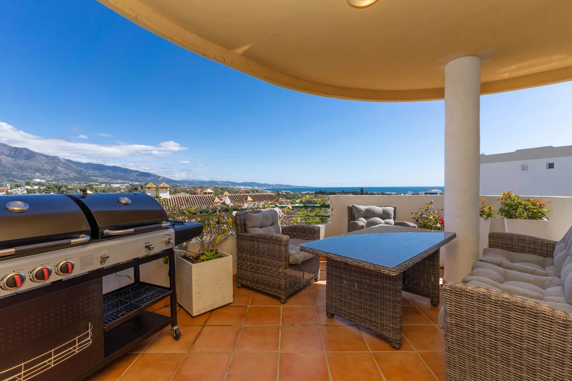 Dual-unit duplex with sea views