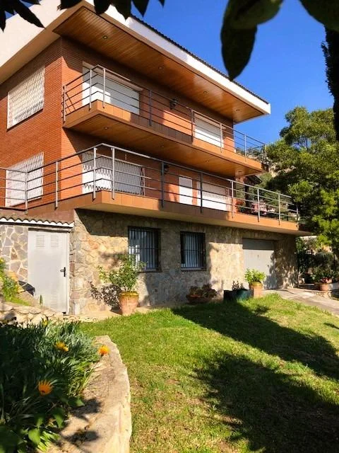 Casa con gran parcela y siete dormitorios