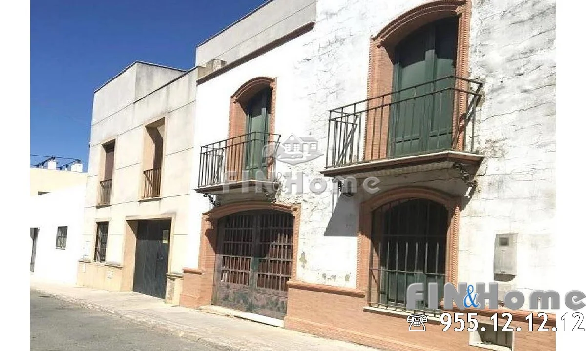 Bank-owned townhouse in Coria, four bedrooms