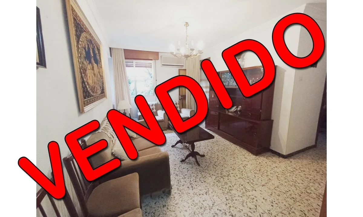 Triana entreplanta with three bedrooms