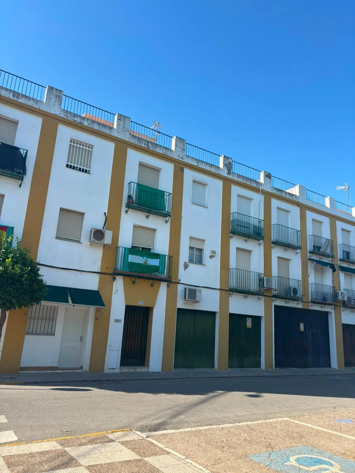 Amplio piso de tres dormitorios junto al parque