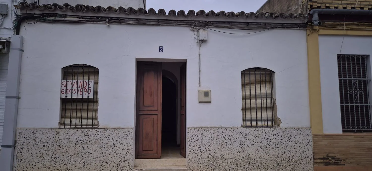 Central village house with renovation potential