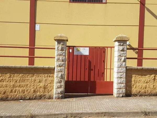 Nave industrial con patio, 2.014 m²