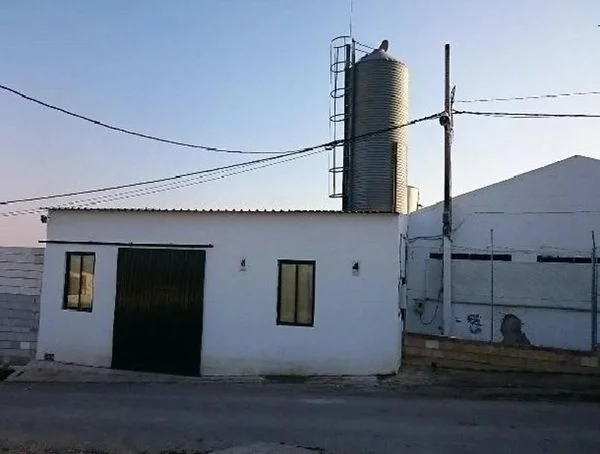 Nave industrial rural ocupada de 916 m²
